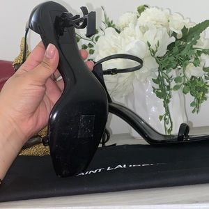 OPYUM SANDALS IN PATENT LEATHER WITH BLACK HEEL.